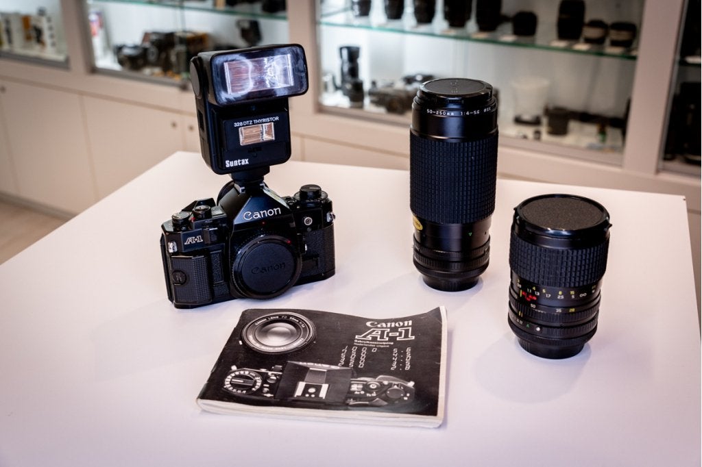 Canon A1 + lenzen en flitser (Foto groep Doorn), Niet ingevuld, Gebruikt, Spiegelreflex, Canon