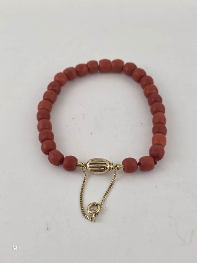 Bloedkoralen armband met gouden slot                    D149, Sieraden, Tassen en Uiterlijk, Antieke sieraden, Ophalen of Verzenden