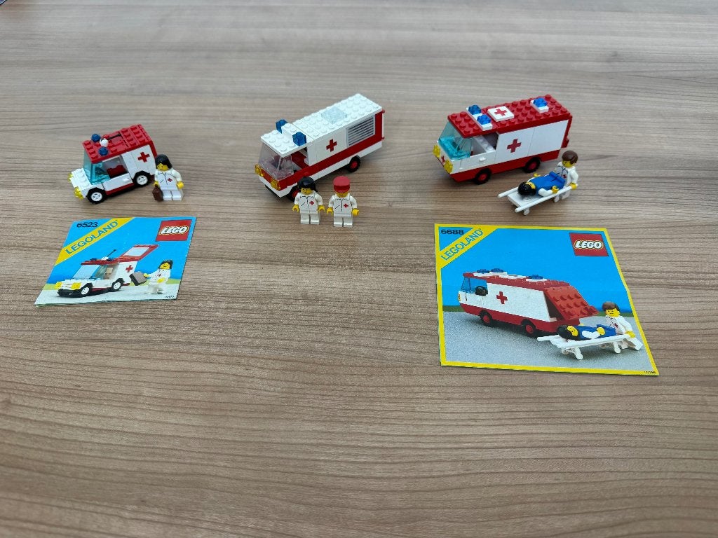 3 Lego ambulances 6523 6680 6688 uit 1981 tot 1987, Lego, Ophalen of Verzenden, Complete set, Compleet