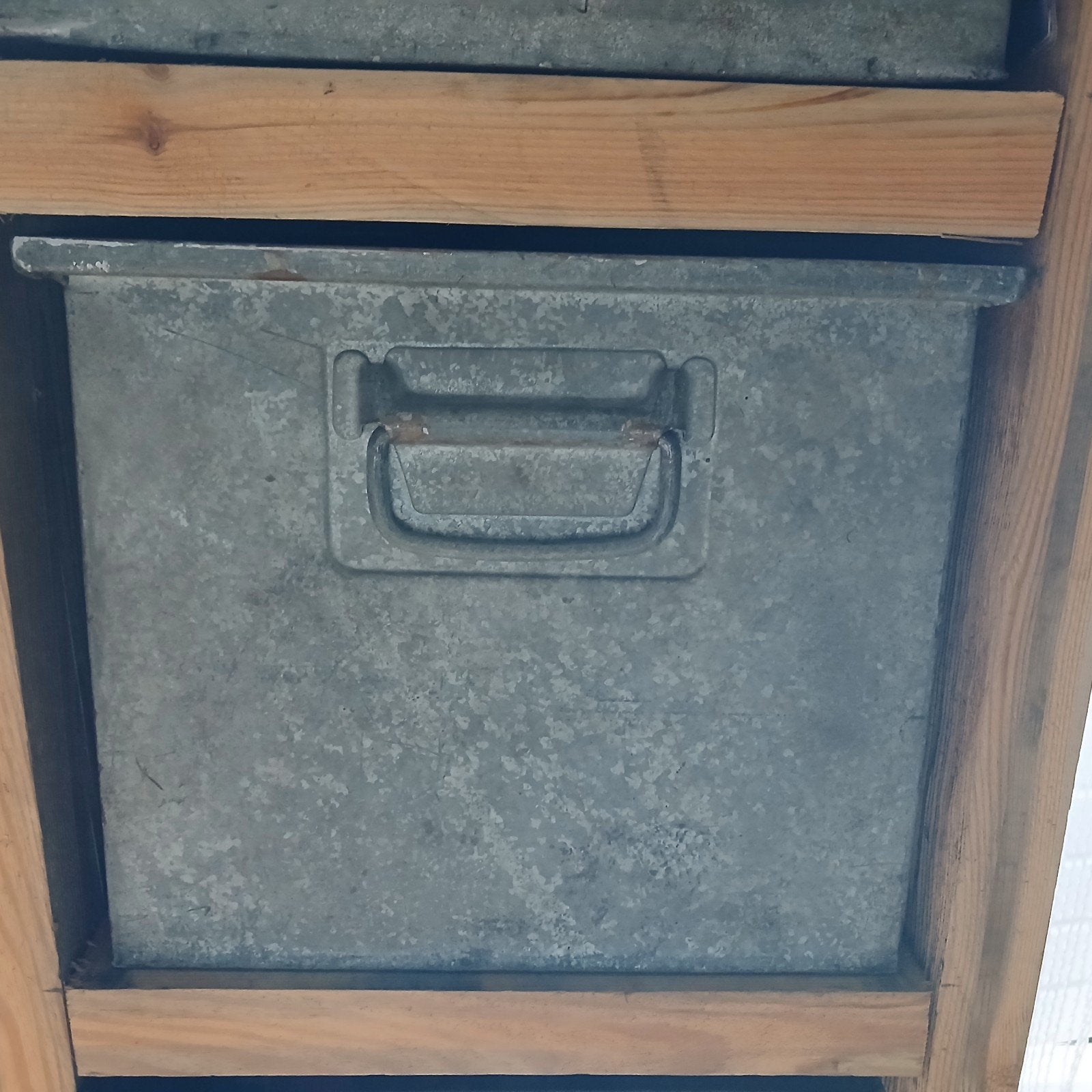 Mooie industriële kast met vijf zinken bakken. Deze kast is, Gebruikt, Raamkozijn, Hout, Ophalen