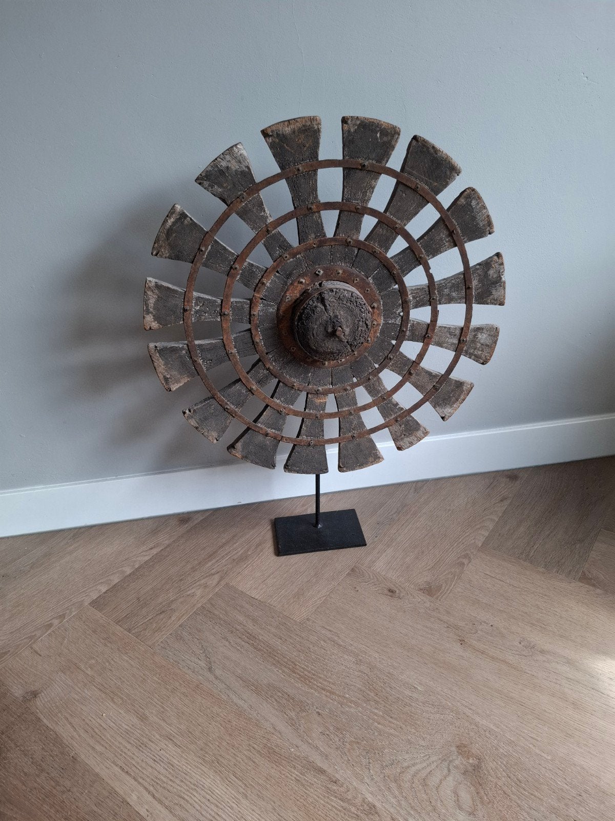 Decoratief houten en metalen wiel op standaard, Ophalen of Verzenden