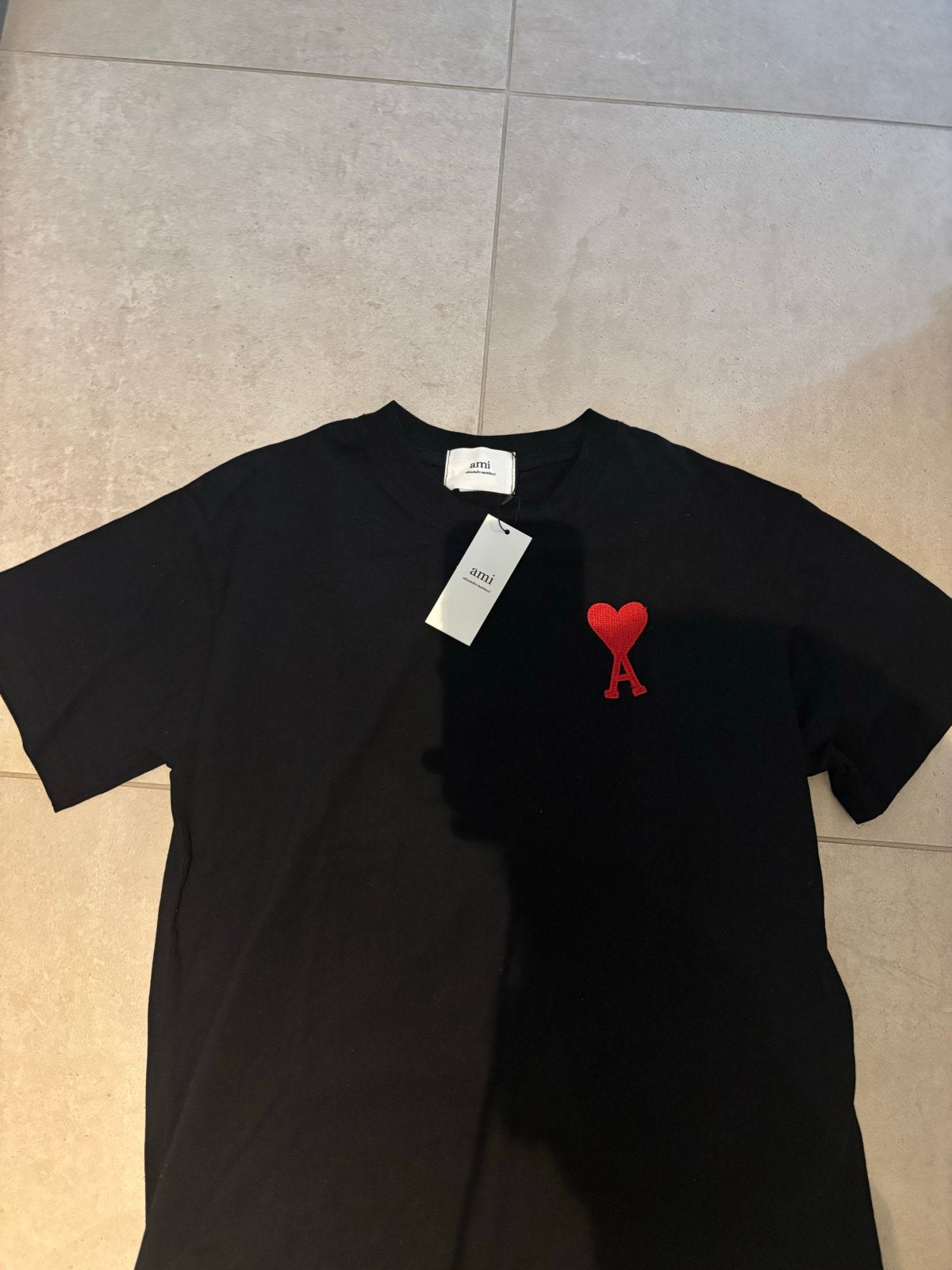Ami Paris T-shirt Zwart met Rood Hart - Nieuw met labels, Ophalen of Verzenden, Nieuw, Maat 46 (S) of kleiner, Zwart