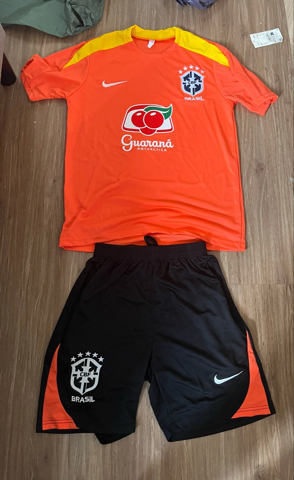 Nike Brazilië oranje voetbaltenue (shirt en broekj), Kleding | Dames, Sportkleding, Verzenden, Overige typen, Nieuw, Oranje