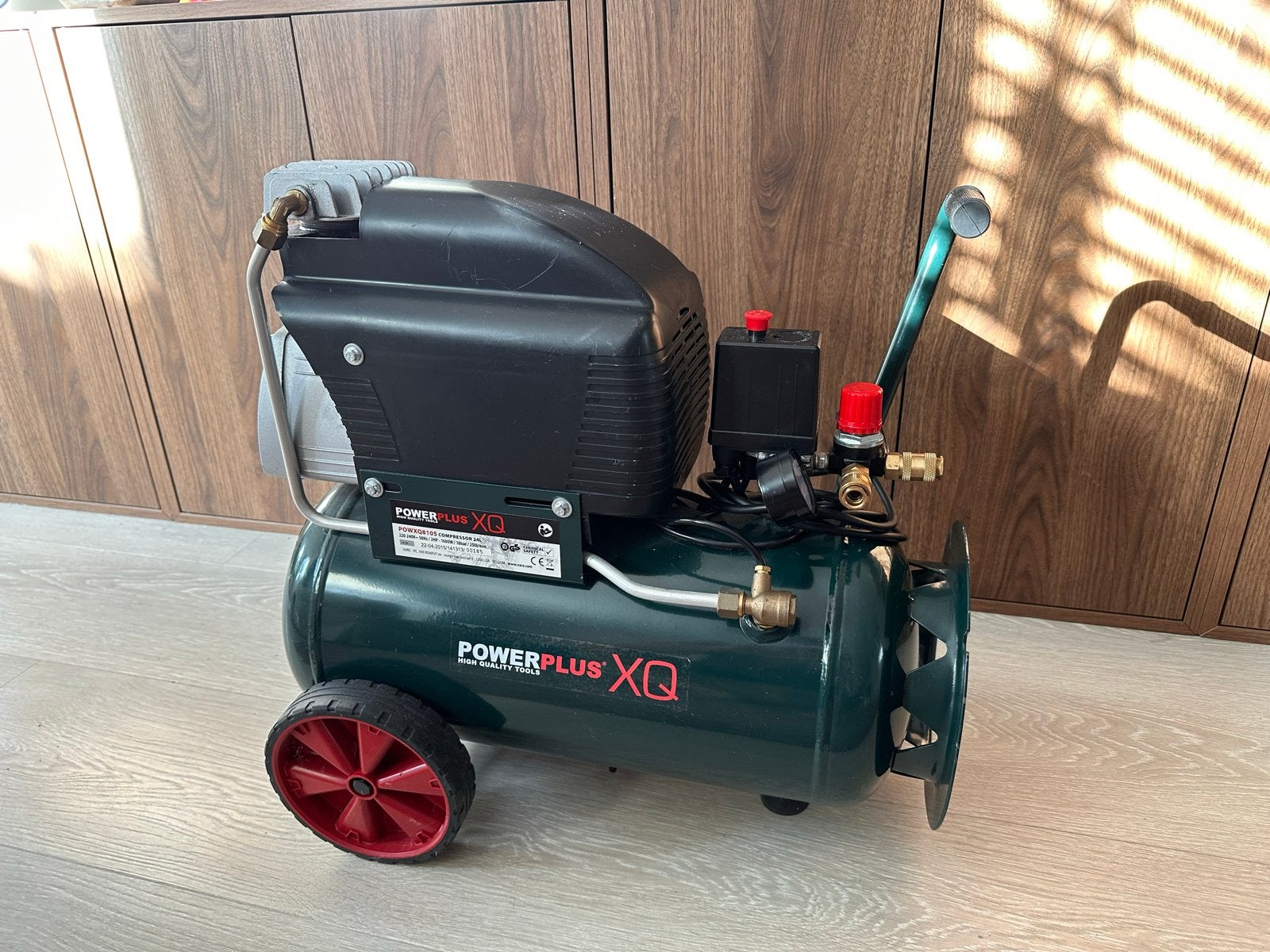 Powerplus XQ Oliegesmeerde Compressor 24L, Ophalen, 6 tot 10 bar, Zo goed als nieuw, 200 tot 400 liter/min