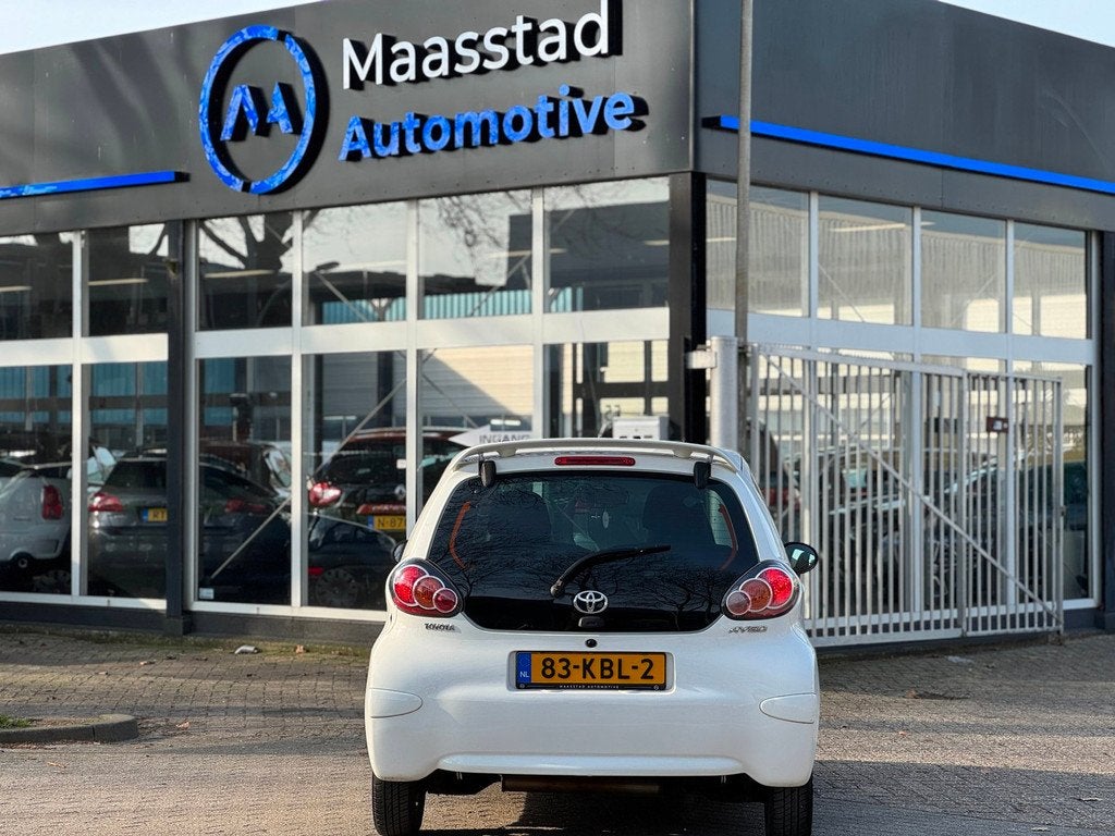Toyota Aygo 1.0-12V Xcite White LUXE uitvoering airco leer z, Auto's, Voorwielaandrijving, Gebruikt, 4 stoelen, Origineel Nederlands