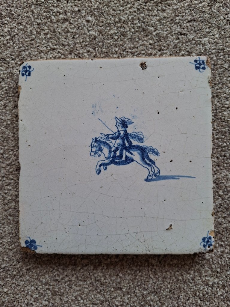 Tegeltje 17e eeuw ruiter op paard, Antiek en Kunst, Antiek | Wandborden en Tegels, Ophalen of Verzenden