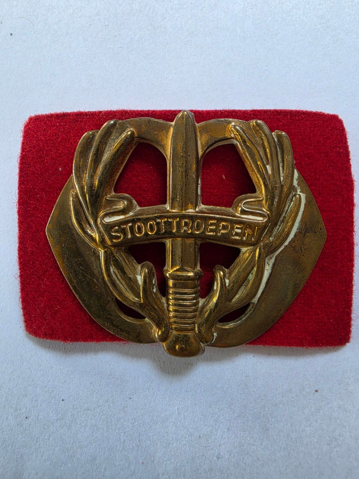 Baretembleem stoottroepen., Ophalen of Verzenden, Landmacht, Nederland, Embleem of Badge