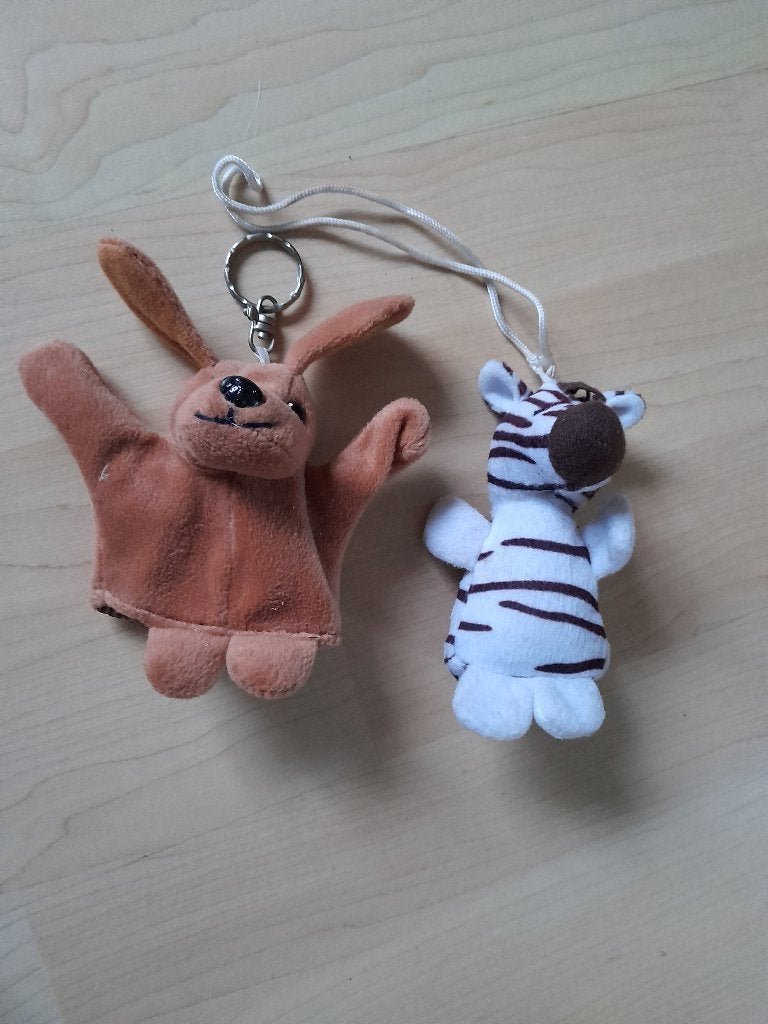 2 KNUFFEL HANGERS HOND EN ZEBRA, Kinderen en Baby's, Speelgoed | Knuffels en Pluche, Ophalen of Verzenden, Zo goed als nieuw, Hond