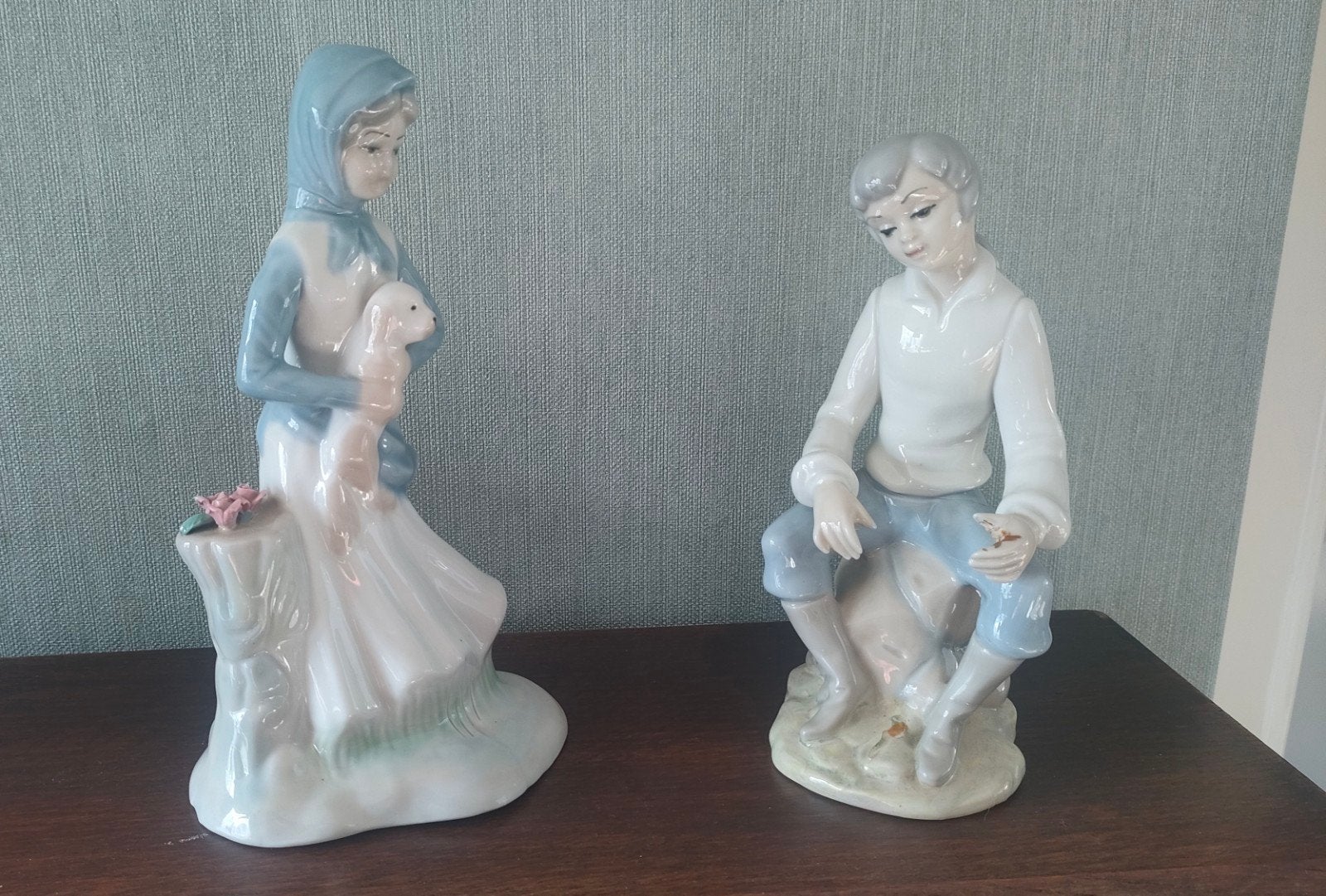 Twee blauw witte porseleinen beeldjes van jongen en meisje, Antiek en Kunst, Ophalen of Verzenden