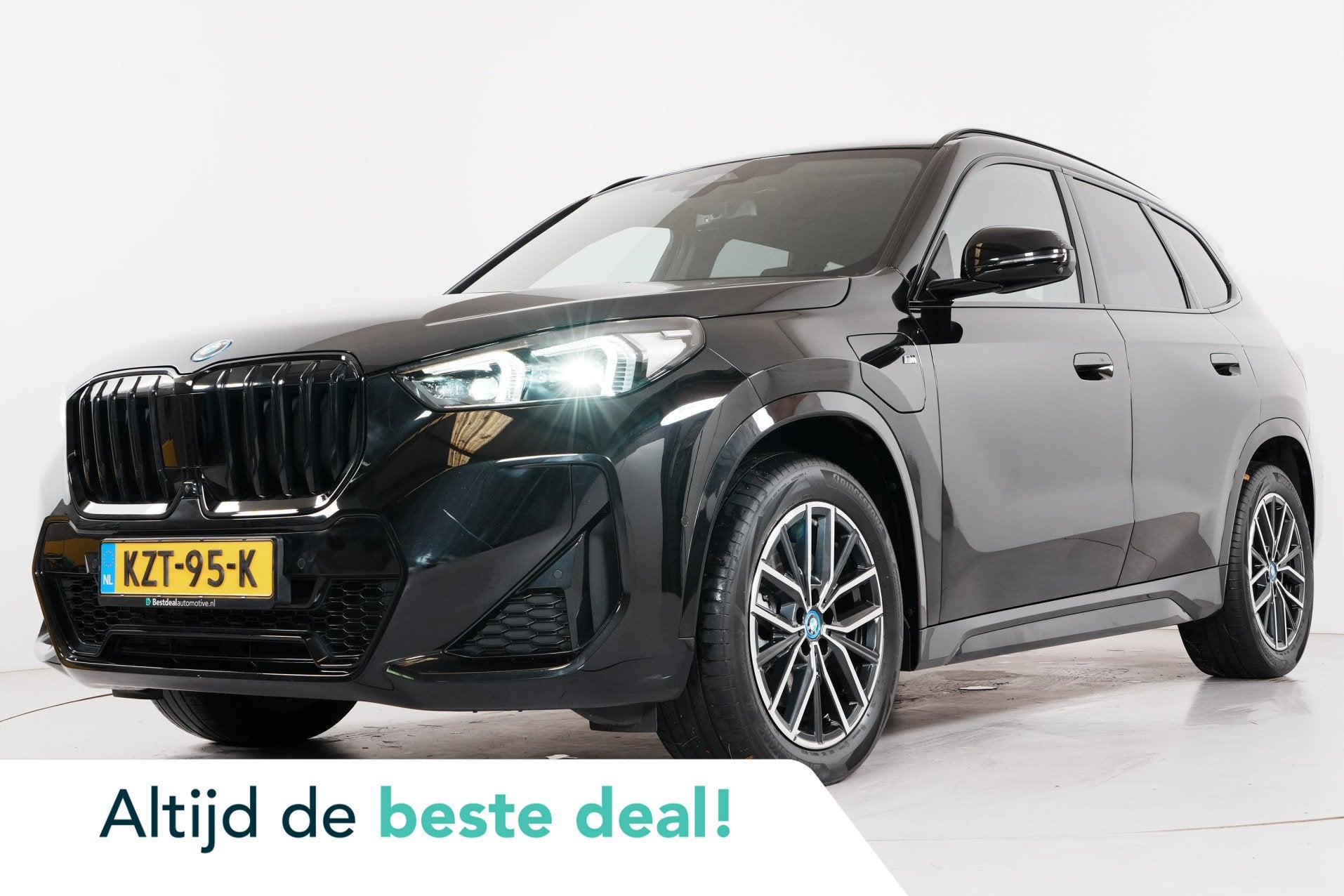 BMW X1 xDrive30e M-sport 327 pk PHEV | Pano | HUD | 360° |, Auto's, Zwart, Plug-in hybride, Bedrijf, Hybride Elektrisch/Benzine