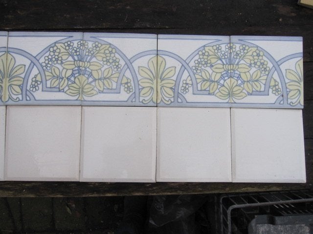 26 jugendstil wandtegels in relief blauw/lichtgeel tubeline, Antiek en Kunst, Ophalen