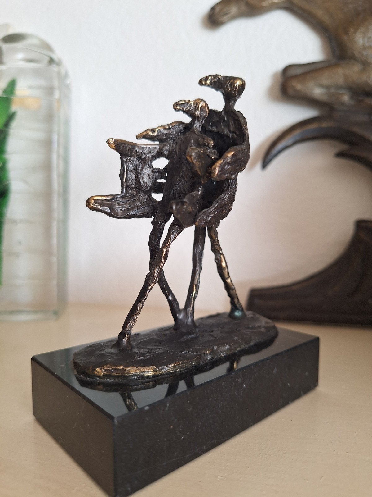 Bernadette Leijdekkers bronzen beeld op marmeren sokkel, Groep mensen, Minder dan 20 cm, Gepatineerd, Ophalen of Verzenden