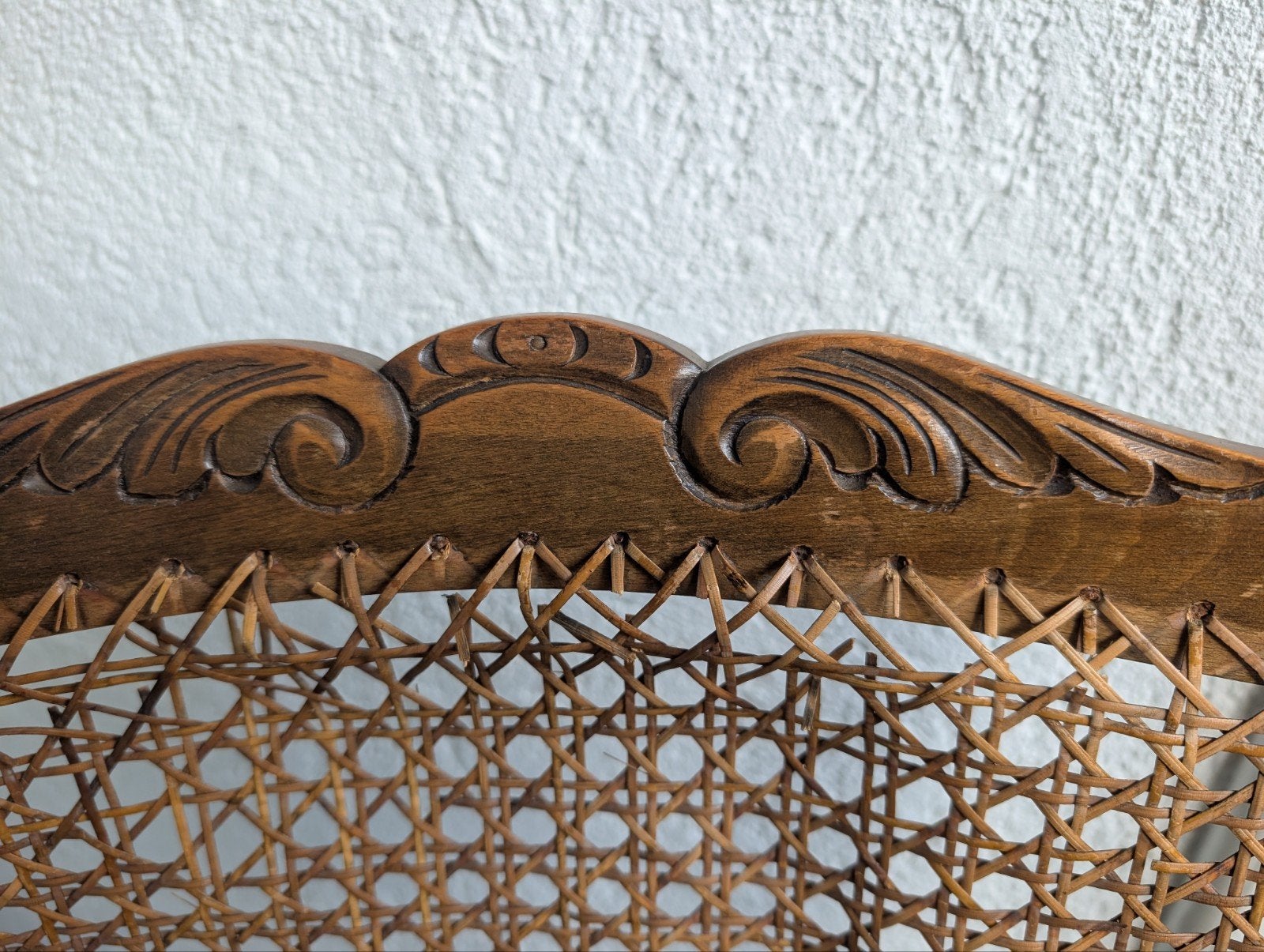 Antieke vintage stoel met velours zitting en rieten leuning., Antiek en Kunst, Ophalen