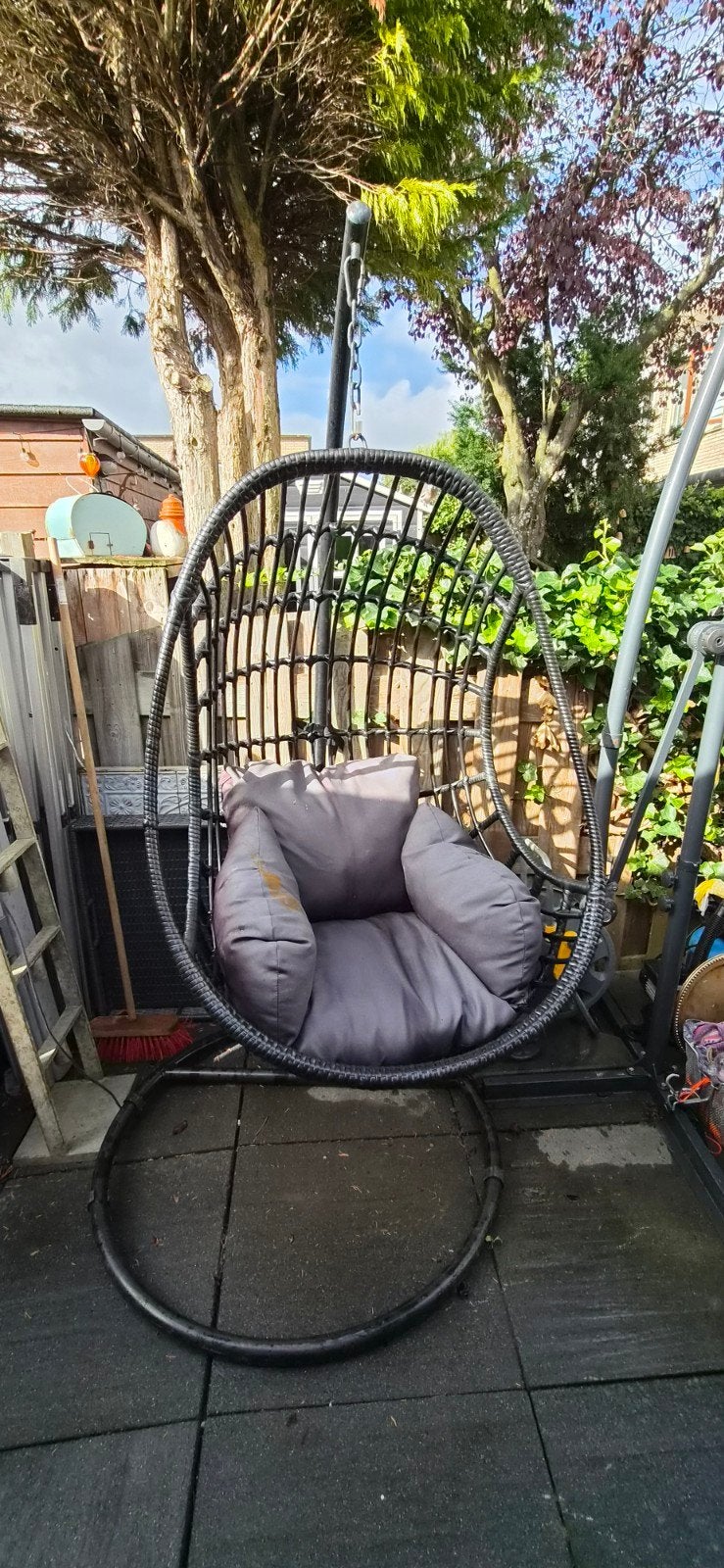 Comfortabele hangstoel met standaard en kussen, Ophalen, Gebruikt, Wicker