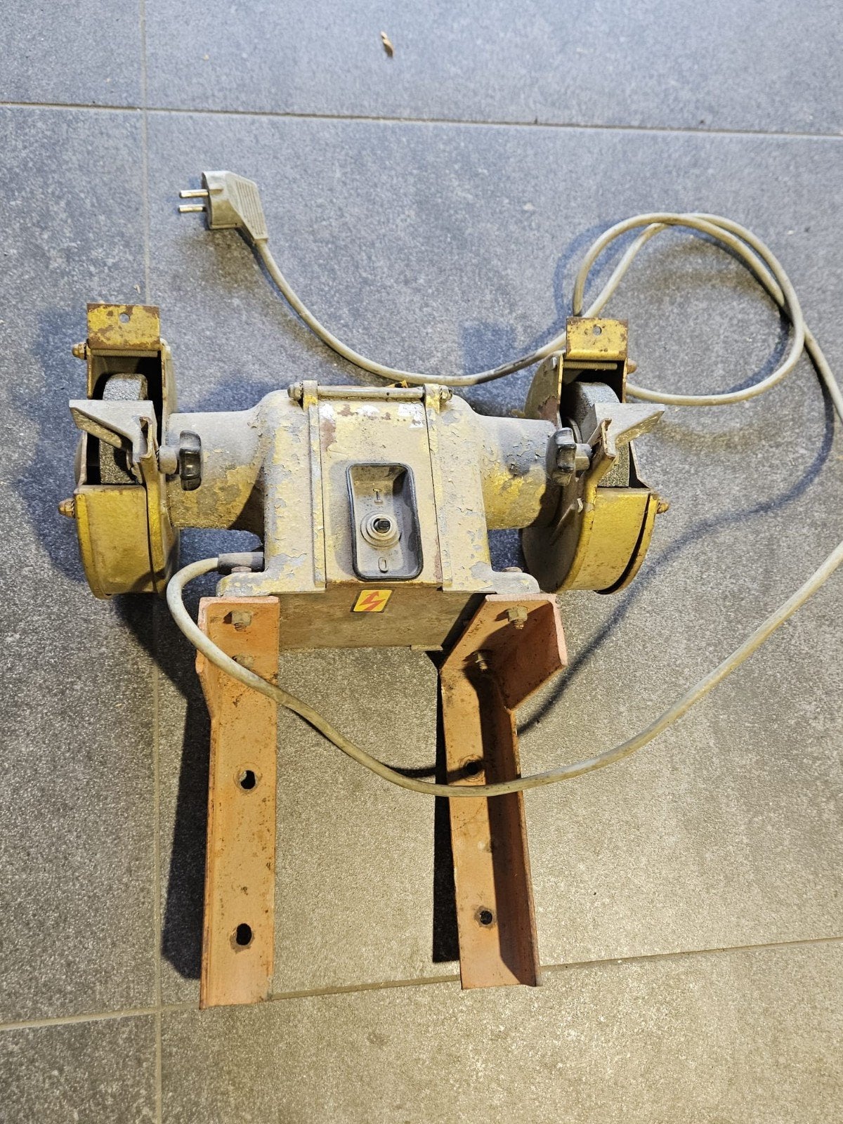 Tafelslijpmachine, Ophalen, Minder dan 700 watt, Werkbankslijpmachine