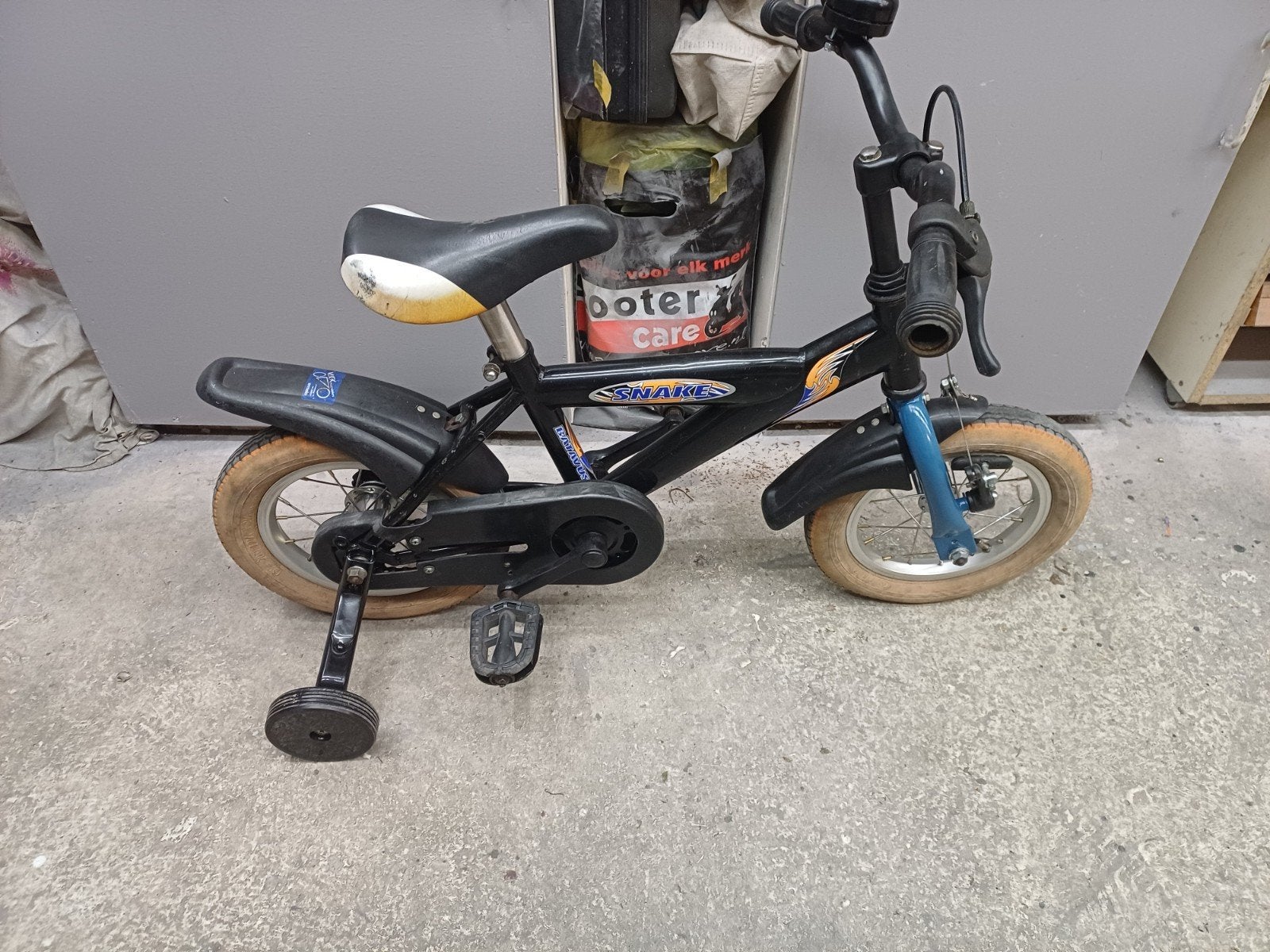 Kinderfiets Snake met zijwieltjes -12 inch Zwart, Fietsen en Brommers, Fietsen | Kinderfietsjes, Ophalen, Zijwieltjes, Gebruikt