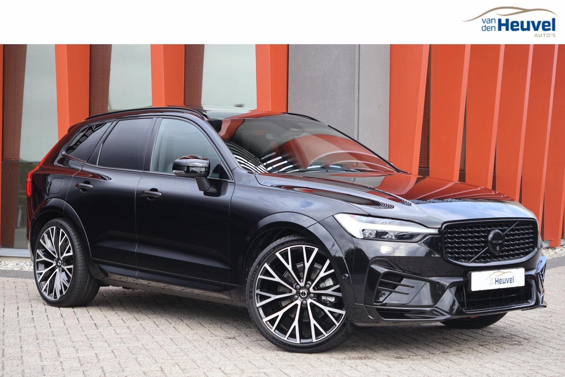 Volvo XC60 T8 Recharge AWD HEICO Black Edition | Stoelverwar, Auto's, Dealer onderhouden, Gebruikt, 4 cilinders, 138 €/maand