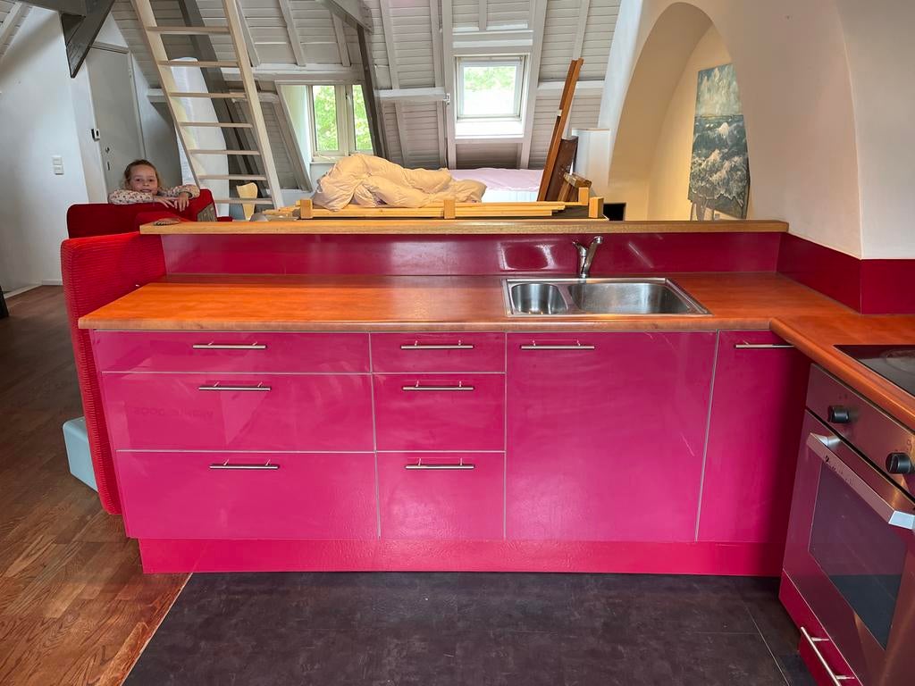 Compacte roze keuken met inbouwapparatuur, Huis en Inrichting, Keuken | Complete keukens, Ophalen, Gebruikt, Overige kleuren, Enkelwandige keuken