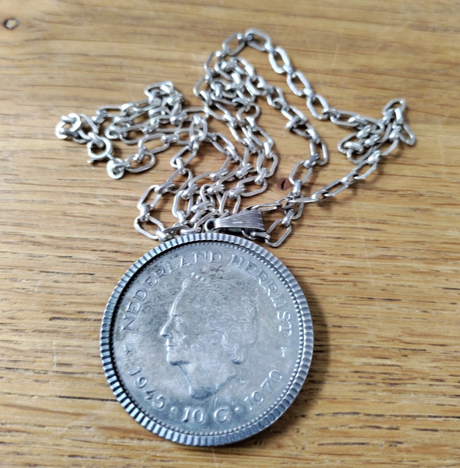 Zilveren munt + ketting Koningin Juliana 1945-1970 10 Gulden, Koningin Juliana, Zilver, Ophalen of Verzenden, Losse munt