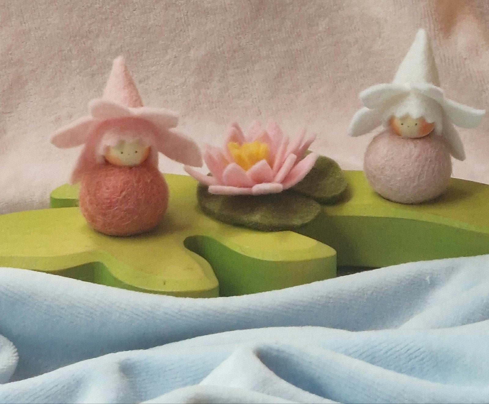 Vrije School Seizoenstafel jaarring steker waterlelie Lotus, Verzenden, Nieuw, Figuurtje(s), Wolvilt