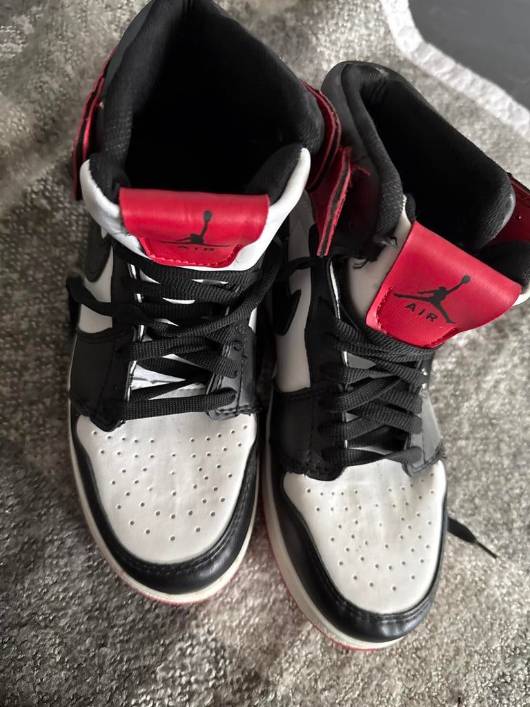 Nike Air Jordan 1 Mid - Zwart, Wit, Rood, Ophalen of Verzenden, Zo goed als nieuw