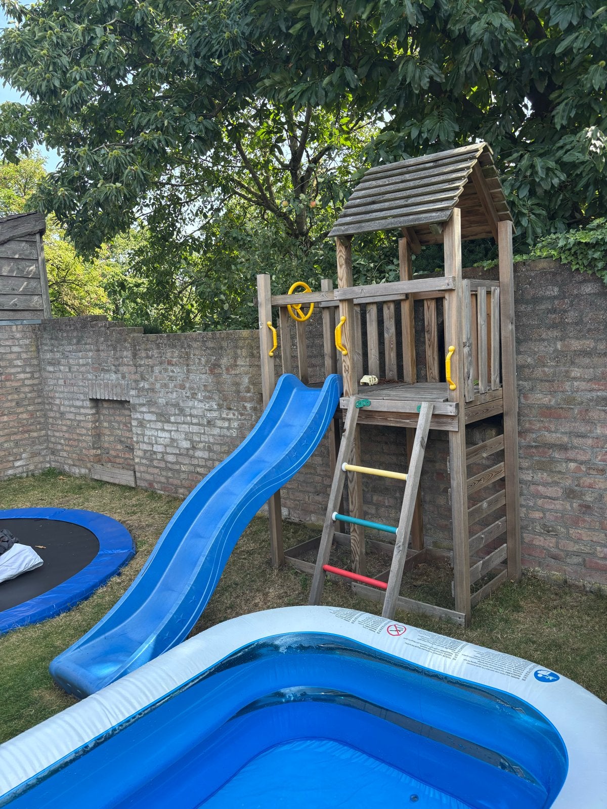Houten speelhuisje met glijbaan en klimrek, Kinderen en Baby's, Speelgoed | Buiten | Speeltoestellen, Ophalen, Gebruikt, Glijbaan