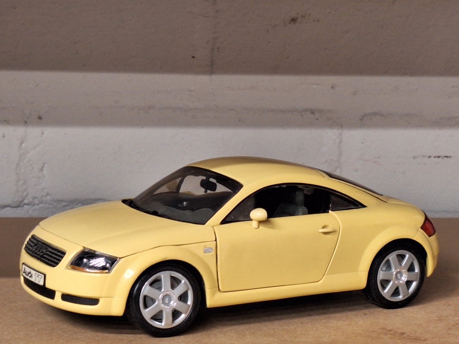 Audi TT Coupé Crème, Revell, Ophalen of Verzenden, Zo goed als nieuw, Revell
