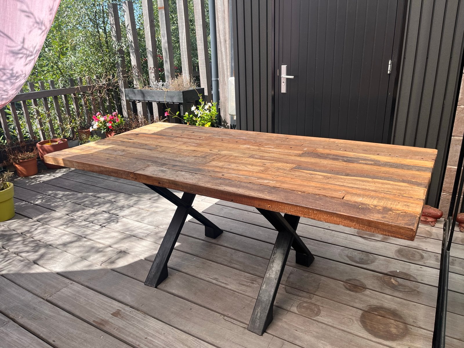 Hard houten eettafel met stalen onderstel, Huis en Inrichting, Ophalen, Gebruikt, 50 tot 100 cm, Vijf personen of meer