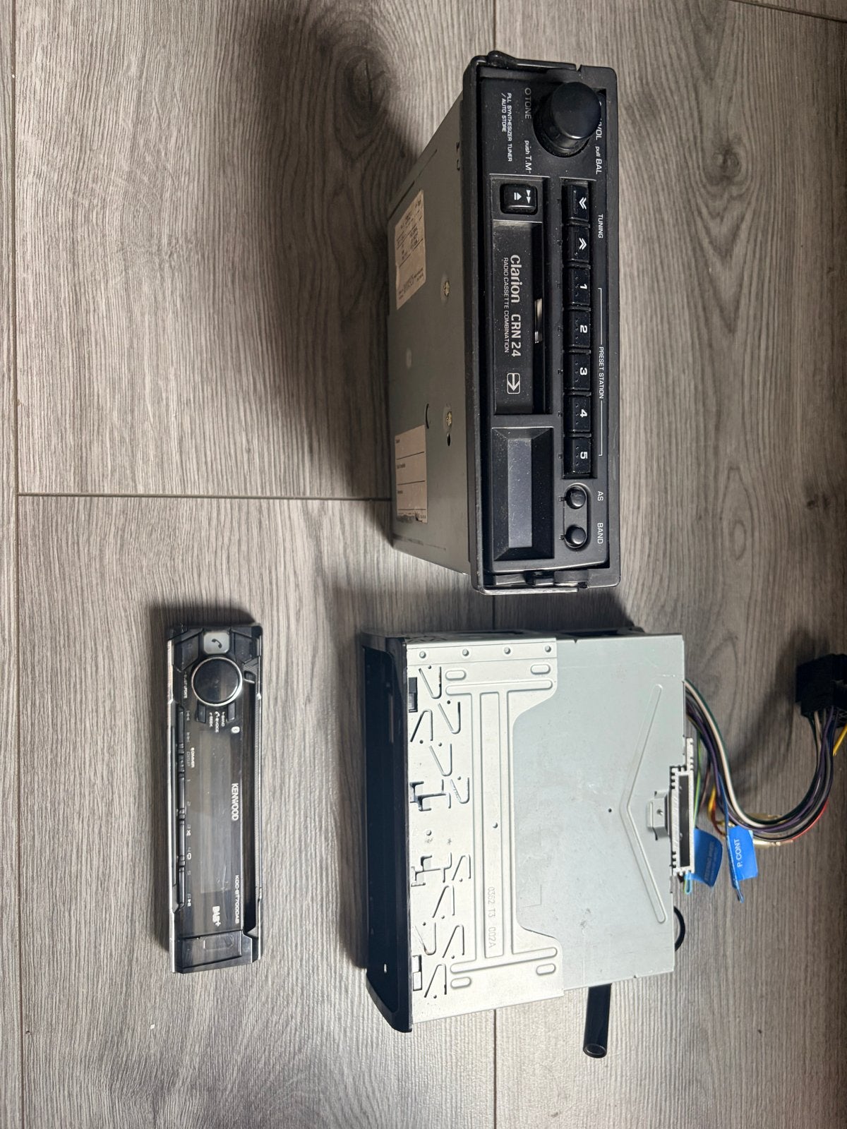 Clarion CRN 24 en Kenwood KDCBT700DAB autoradio's, Ophalen of Verzenden, Gebruikt