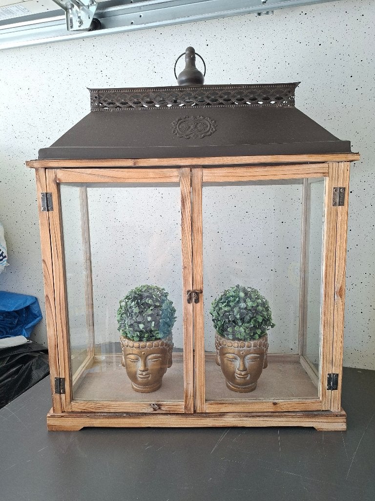 Houten lantaarn/windlicht met glazen deuren, Huis en Inrichting, Woonaccessoires | Kandelaars en Kaarsen, Ophalen, Gebruikt, 70 cm
