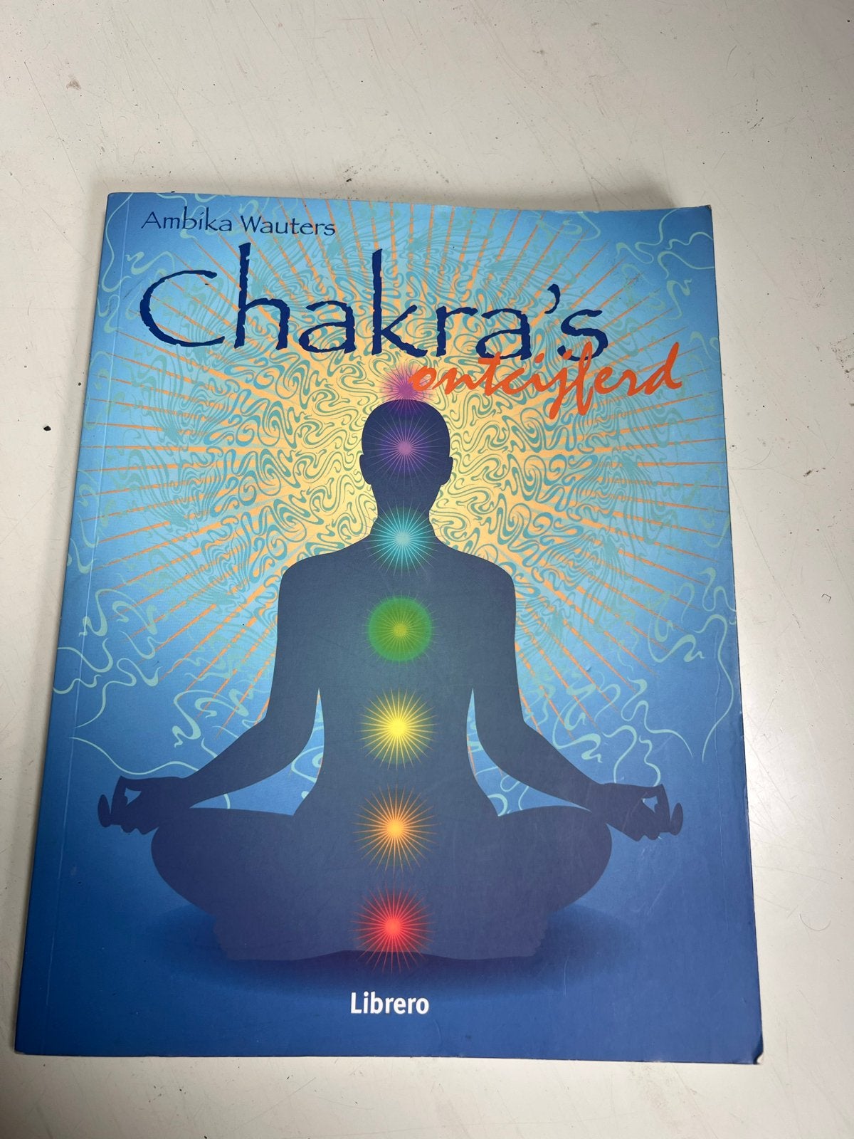 Chakra's Ontcijferd - Ambika Wauters, Ophalen of Verzenden, Zo goed als nieuw, Spiritualiteit algemeen, Achtergrond en Informatie