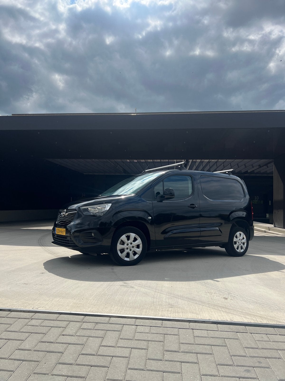Opel Combo Cargo GB 1.5 Diesel 130pk S/S L1h1 Verhoogd, Voorwielaandrijving, 4 cilinders, Zwart, Origineel Nederlands