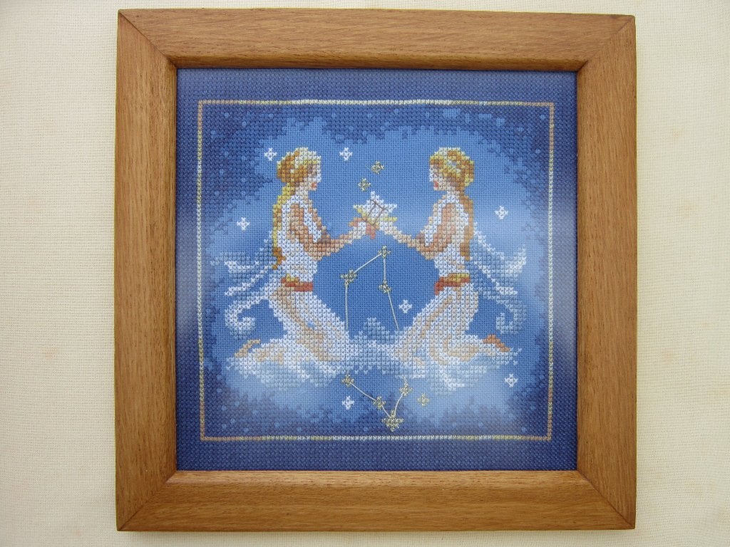 2 Borduurwerkjes, Sterrenbeeld tweeling, in houten lijst., Minder dan 50 cm, Ophalen of Verzenden, Zo goed als nieuw, Schilderij