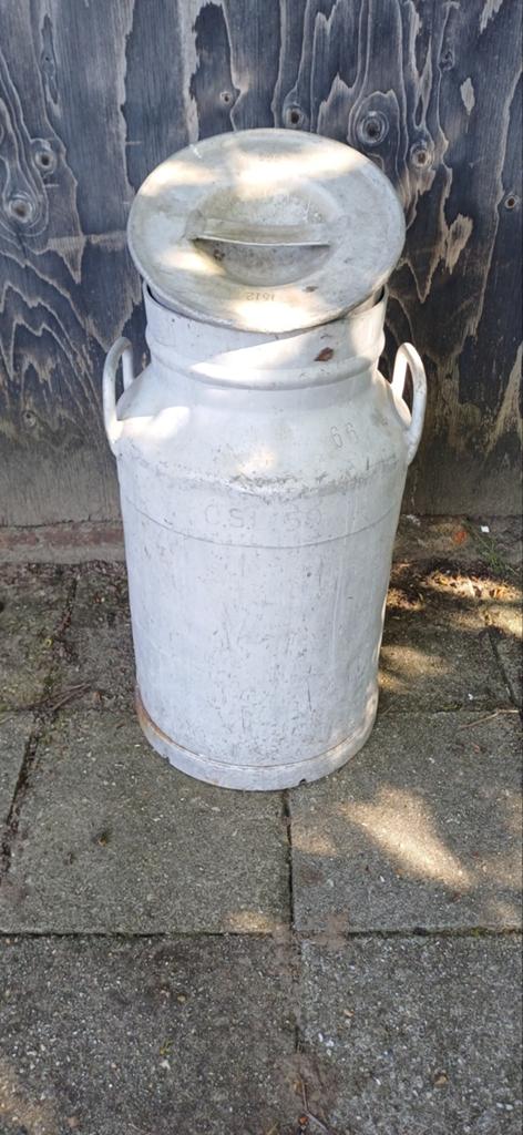 Oude aluminium melkbus met deksel en trechter, Tuin en Terras, Tuinwanddecoratie, Ophalen, Gebruikt