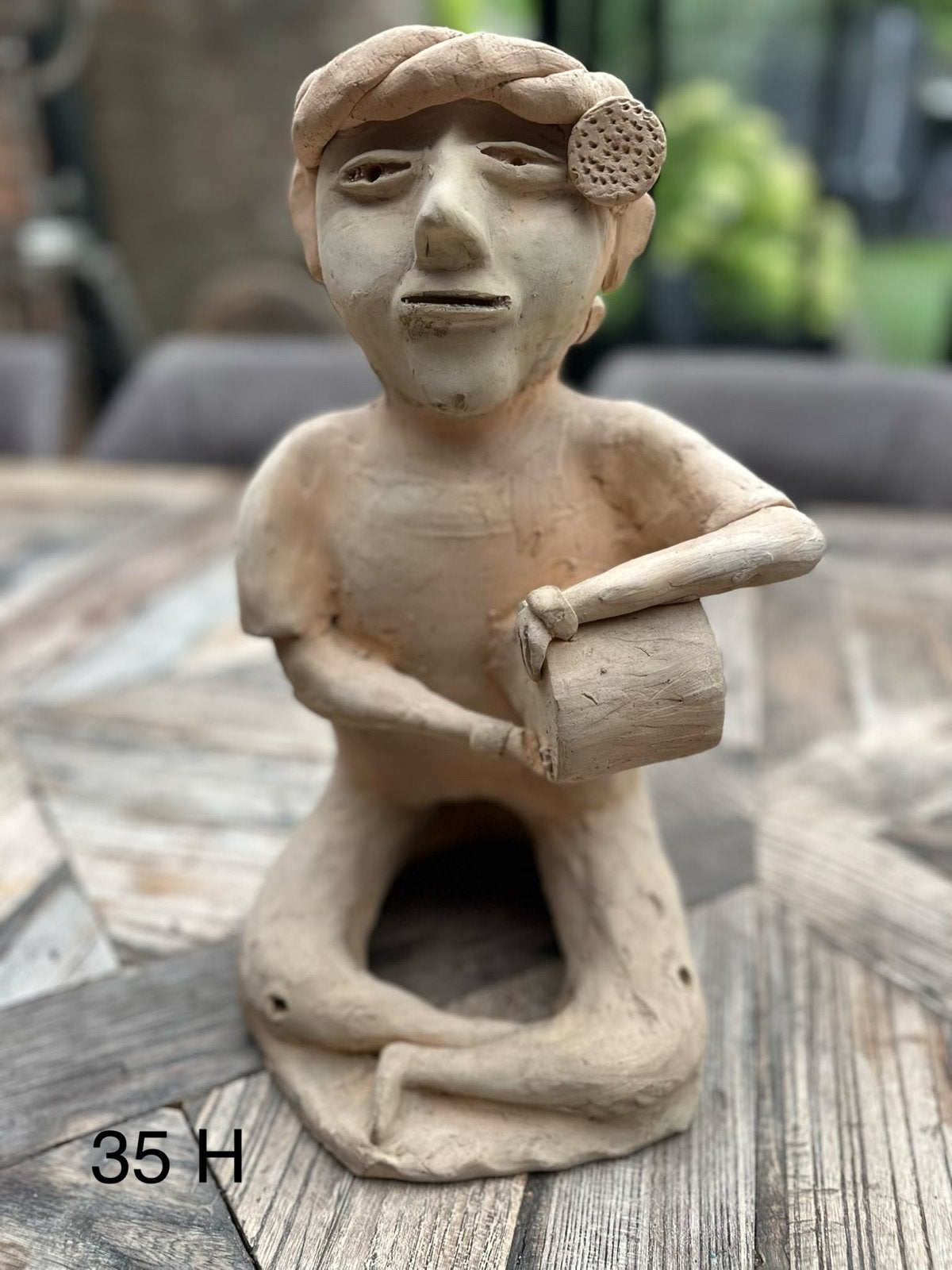 Aardewerken beeld van zittende figuur met trommel, Antiek en Kunst, Ophalen, Handgemaakt, 20 - 50 cm, Steen of Keramiek