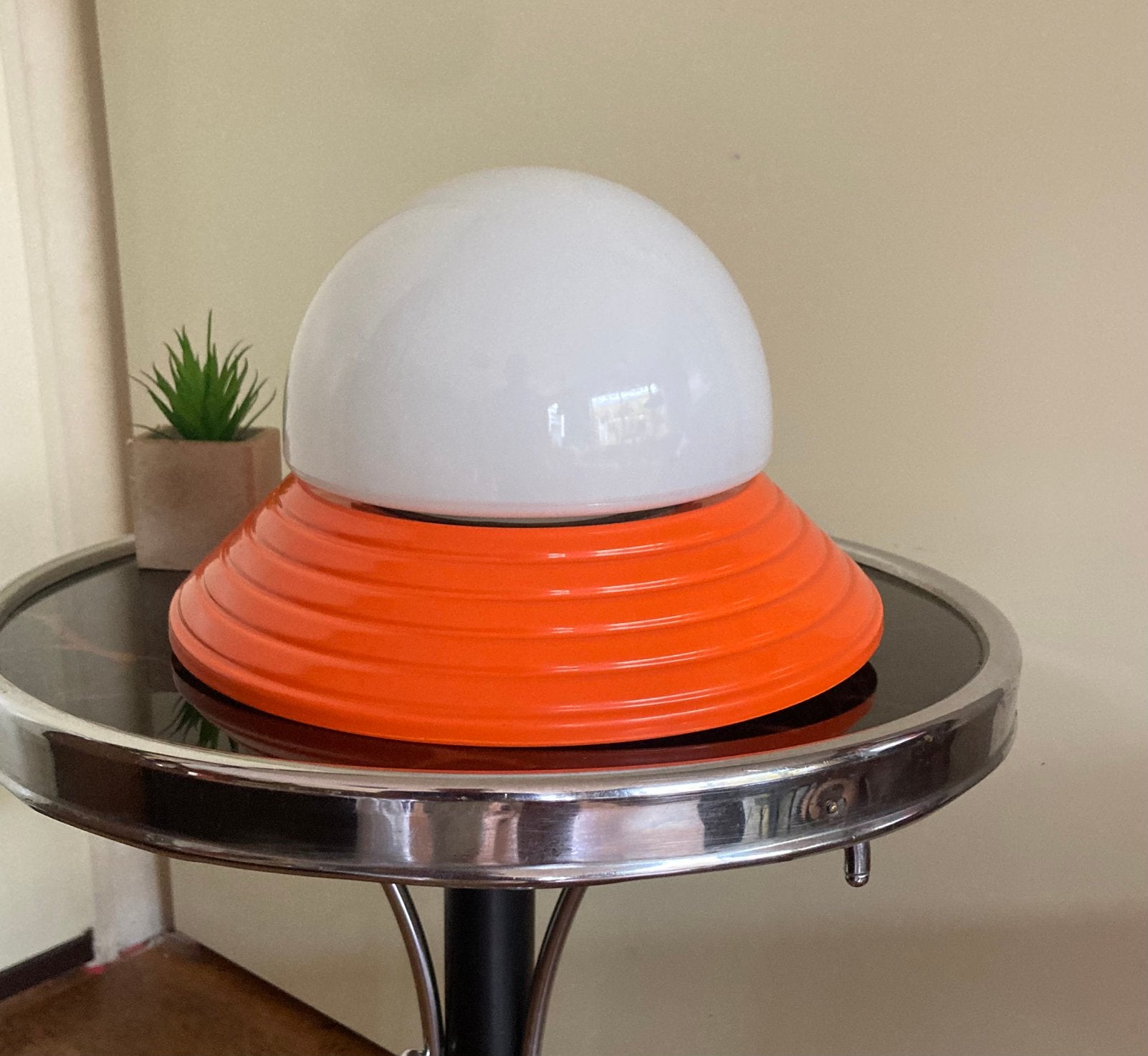 Vintage oranje plafond lamp met wit opaal glas Space Age., Jaren 70, Plafondlamp, Oranje, E27 (groot)