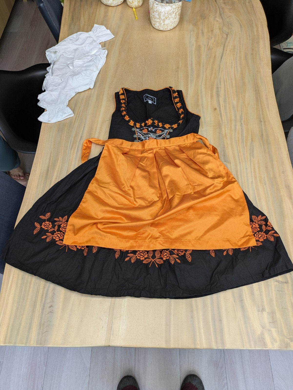 Dirndl jurk zwart oranje borduursels en schort haus huberts, Maat 38/40 (M), Haus Huberts, Zwart, Ophalen of Verzenden