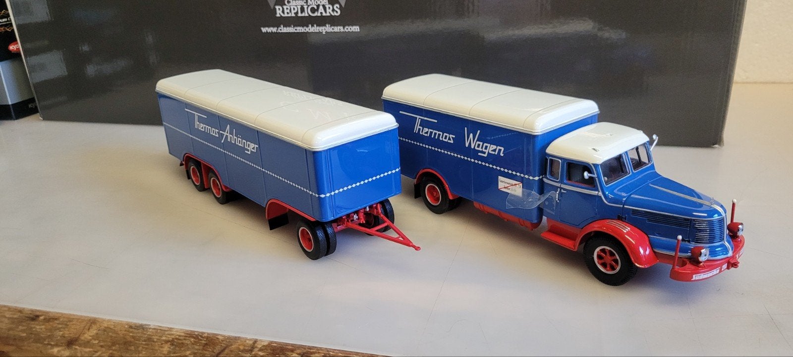 Minichamps 1950 Krupp.Titan Kofferzug Thermos set, Hobby en Vrije tijd, Modelauto's | 1:43, Ophalen of Verzenden, Zo goed als nieuw