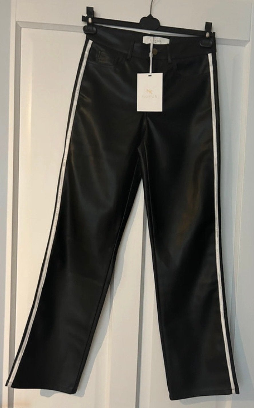Zwarte nukus glanzende  broek met witte streep maat M, Maat 38/40 (M), Zwart, Nieuw, Ophalen of Verzenden