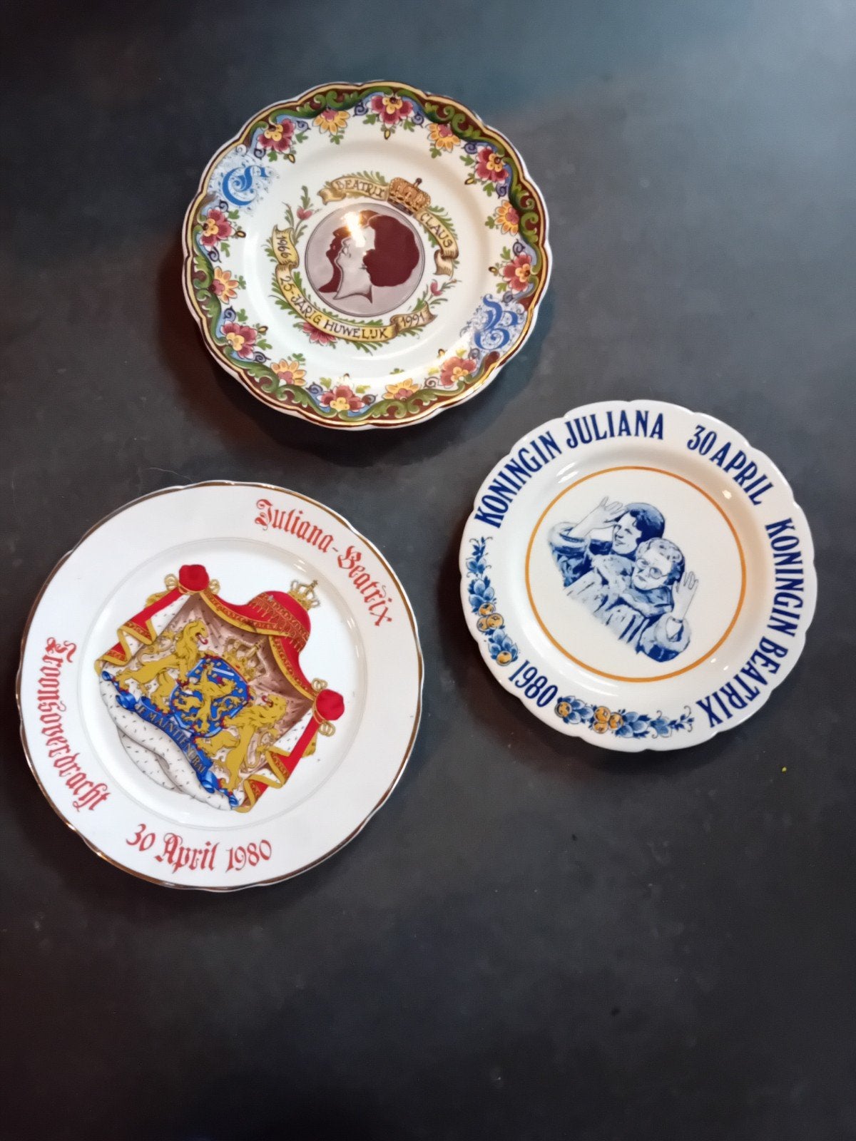 Set van 3 Koninklijke Herdenkingsborden - Juliana & Beatrix, Verzamelen, Ophalen of Verzenden