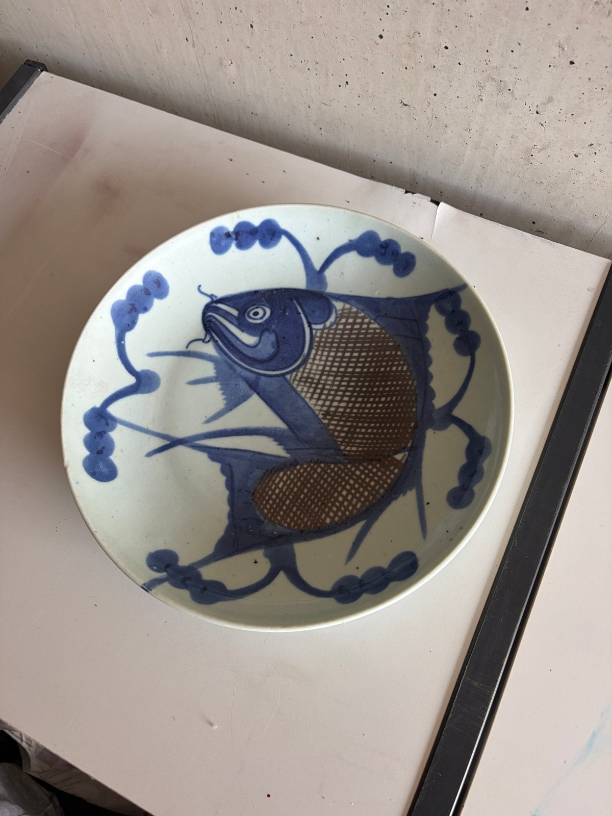 Antiek Chinees porseleinen bord met visdecor, Ophalen