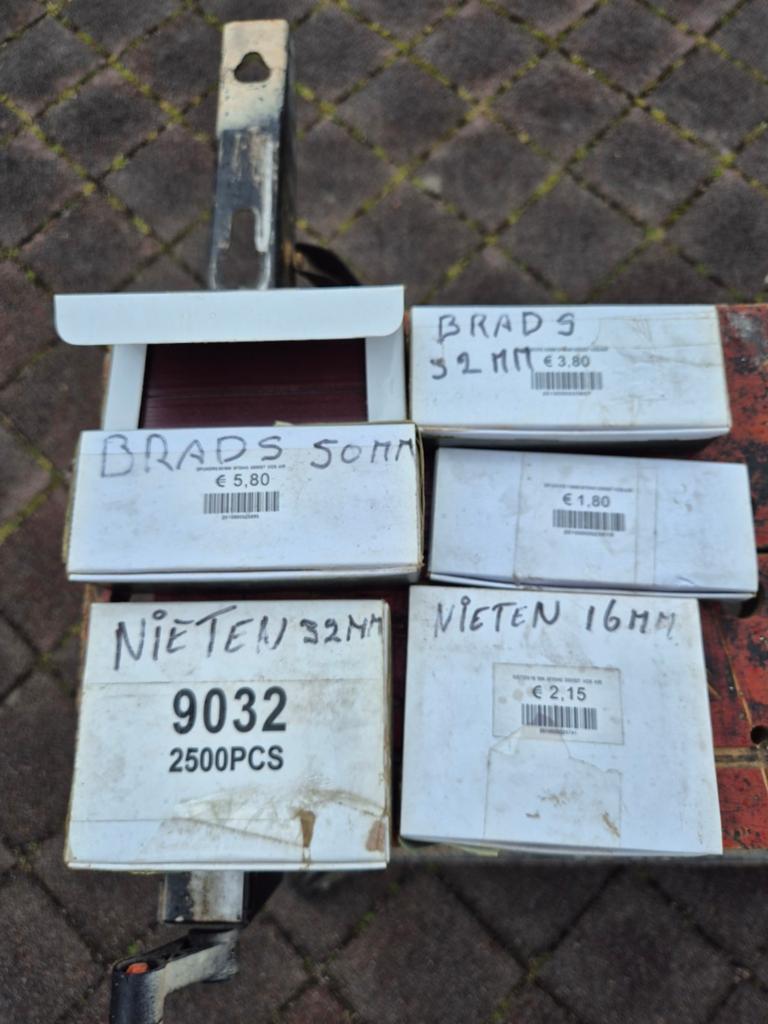 Diverse nieten en brads voor tacker, Ophalen of Verzenden, Nieuw, Minder dan 50 mm, Overige typen