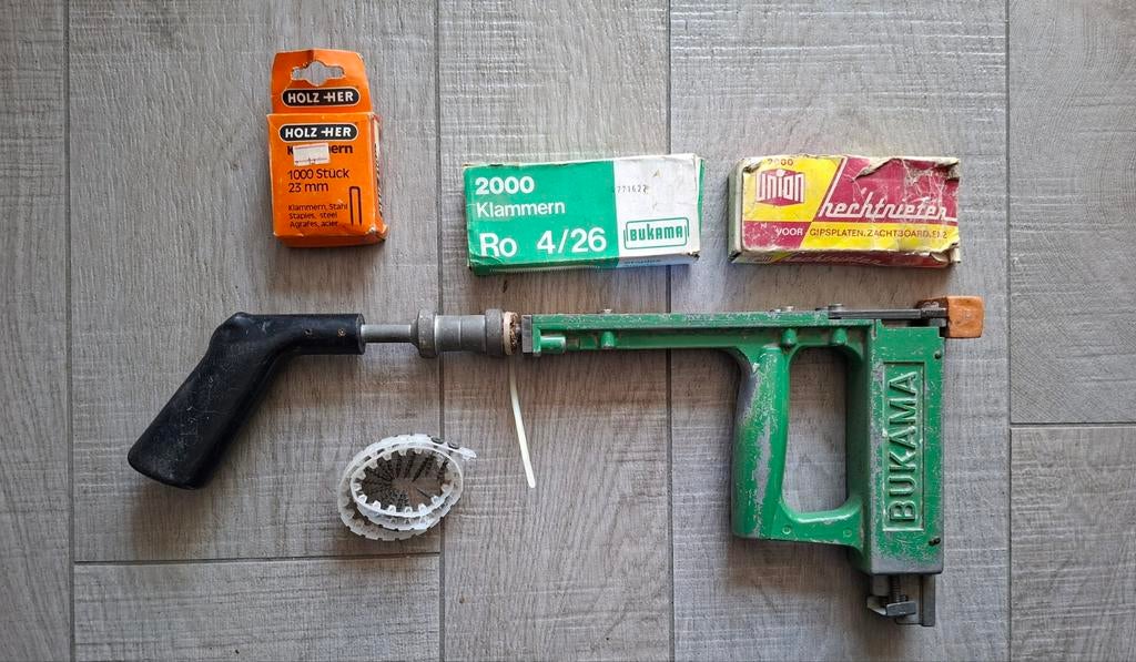 GRATIS Vintage Bukama Plattennagler Ro 4/30 met nietjes, Ophalen, Gebruikt