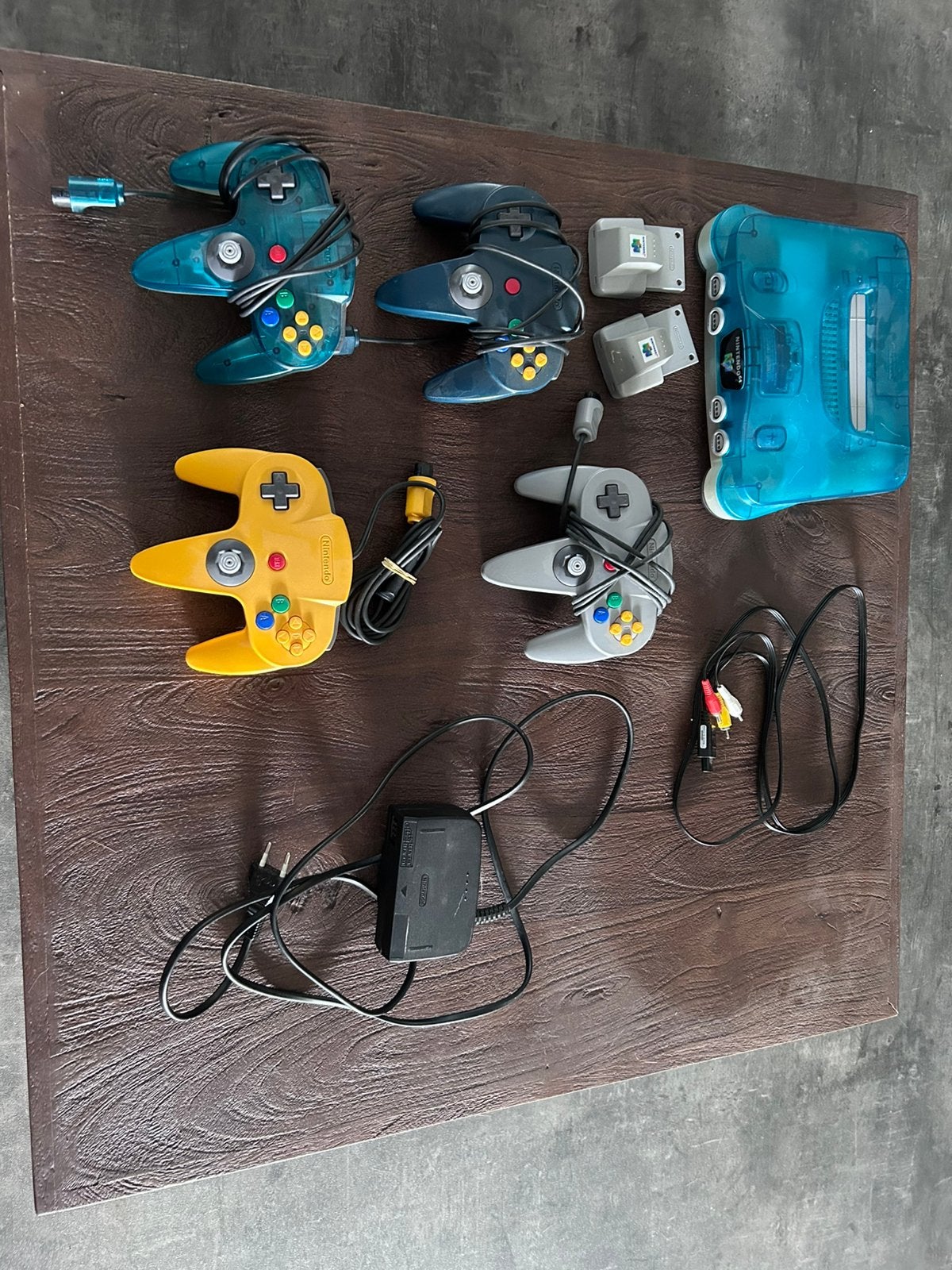 Nintendo 64, compleet met spellen en contollers, Spelcomputers en Games, Ophalen, Zo goed als nieuw, Met 3 controllers of meer