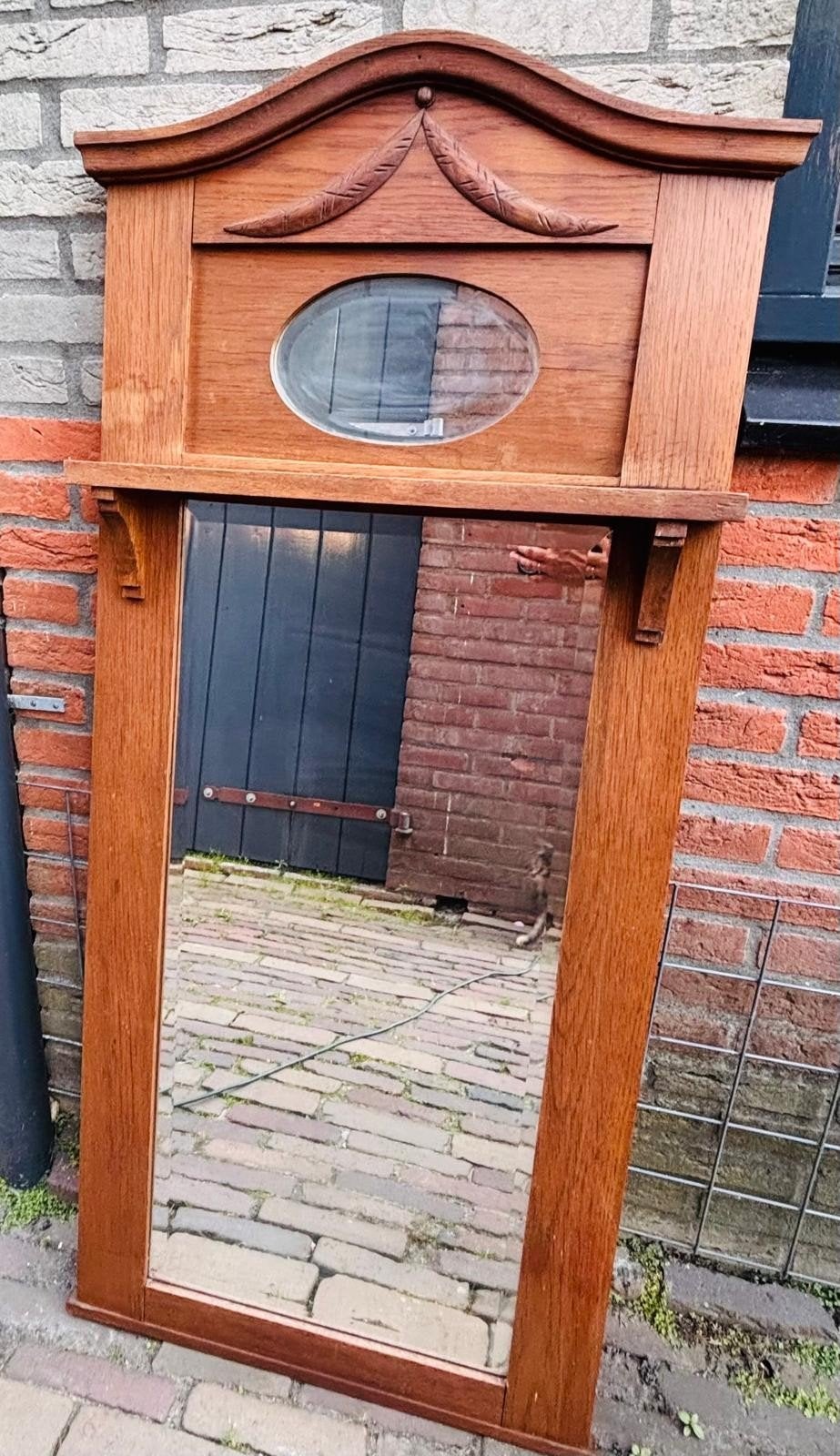 Antieke spiegel met houten lijst en ornamenten, Ophalen of Verzenden, Rechthoekig, 50 tot 100 cm, 150 tot 200 cm