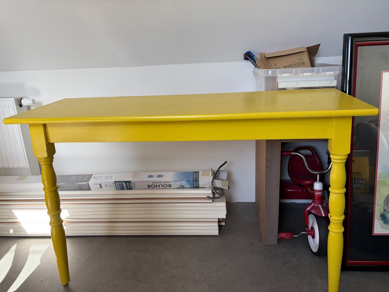 Gele houten sidetable, Huis en Inrichting, Ophalen, Gebruikt, 100 tot 150 cm, Klassiek, Vrolijk