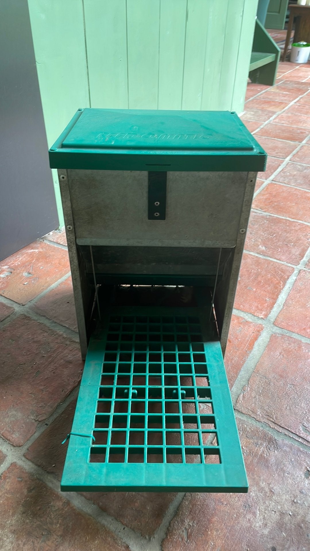Feed-o-matic trap ak voor kippenvoer, Dieren en Toebehoren, Ophalen, Zo goed als nieuw, Drinken en Voederen