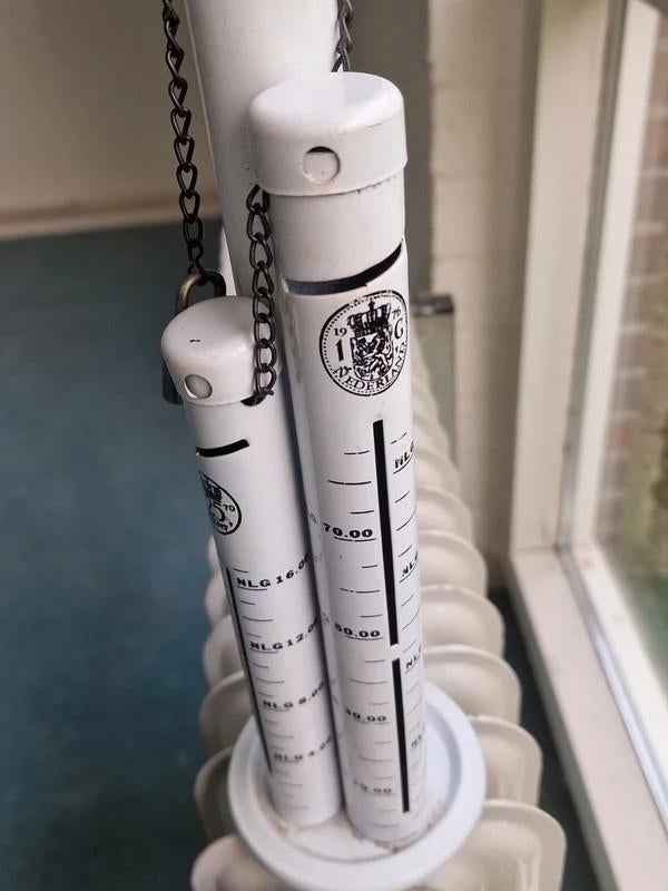 Vintage gulden spaarsysteem buizen met slot, Verzamelen, Spaarpotten, Ophalen of Verzenden, Gebruikt, Metaal of Blik, Overige thema's