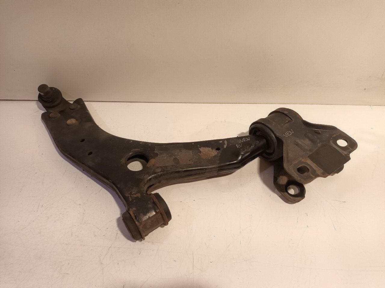 Draagarm rechts voor Ford Focus, Onderdelen@venauto.nl, Van der Ven Autorecycling B.V., Gebruikt, Ettenseweg 76, 4706 PB Roosendaal, The Netherlands