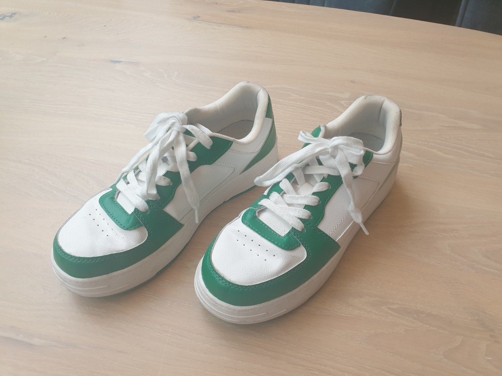 Wit / Groene Sneakers Pull and Bear maat 39, Kleding | Dames, Schoenen, Zo goed als nieuw, Sneakers of Gympen, Ophalen of Verzenden